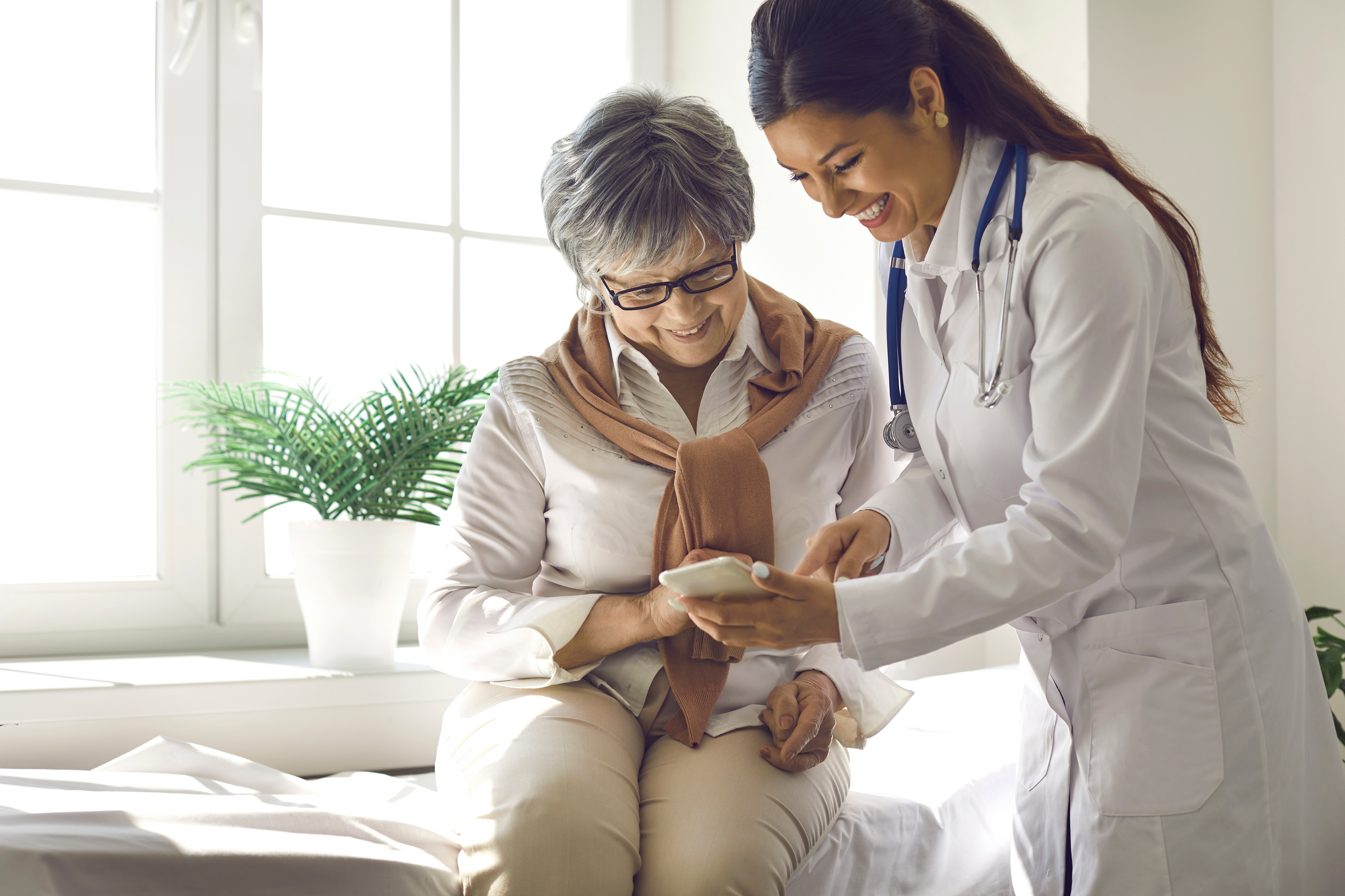 Ärztin im Gespräch mit einer älteren Patientin